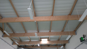 Photo de galerie - J'ai posé les luminaires suspendus. Il y avait unes grande hauteur sous plafond, et je les ai fixés directement sur les poutres en bois.