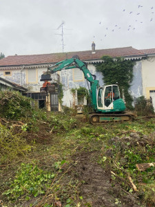 Photo de galerie - Nous effectuons tout type de terrassement, nous avons des pelles de 1t à 10 tonnes, évacuation comprise 