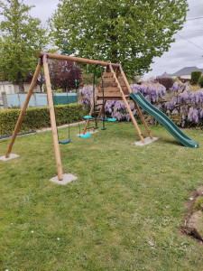 Photo de galerie - Installation d'une balançoire sur plot béton 