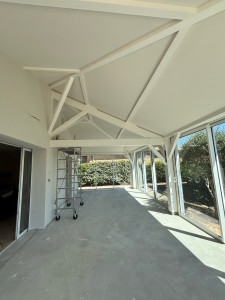 Photo de galerie - Réalisation d’un plafond en pointe de diamant en plaque de plâtre avec isolation en fibre de bois