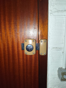 Photo de galerie - Mise en sécurité d’une porte avec l’ajout d’un verrou.