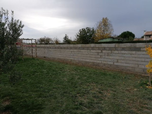 Photo de galerie - Suite à la tempête, suppression de poteau et brises vue par un mur de clôture de 18 ml  par 1,80m avec chaînage 