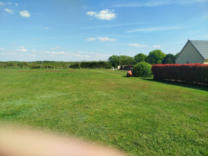 Photo de galerie - Tonte d'un grand et beau jardin de 400m2