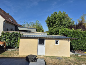 Photo de galerie - Construction abris de jardin en parpaing avec toiture bac acier gouttière et enduit de façade ton pierre. ( Après) 