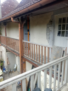 Photo de galerie - Restauration d'un balcon et de ses volets (poutres et plancher). Aves mur en pierre apparente. Ce n'est pas fini. Mais pour mon profil, je n'ai que ses photos a mettre 