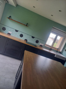 Photo de galerie - Installation cuisine complète + crédence /peinture / électroménager. 