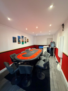 Photo de galerie - Un garage de 20m2 transformée en salle de poker, cassure rouge et blanc avec finition corniche au plafond .