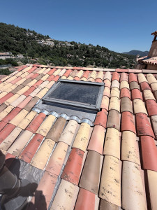Photo de galerie - Rénovation de toiture en tôles fibro- ciment avec entourage zingue du Velux 
