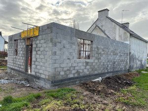 Photo de galerie - élévation des mur en parpaing d’une extension de 70m2