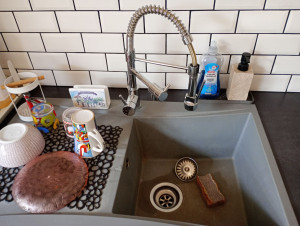 Photo de galerie - Création des alimentations d'eau. Pose de l'évier et robinetterie.