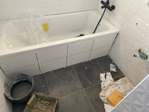 Photo de galerie - Remplacement d’une baignoire acrylique fissurée 