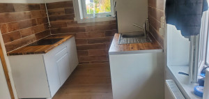 Photo de galerie - Montage et pose d'un meuble bas de cuisine plus plan de travail, pose d'une plaque à induction, pose d'un levier de cuisine, montage d'une Colonne et pose d'un four électrique & Micro-ondes 