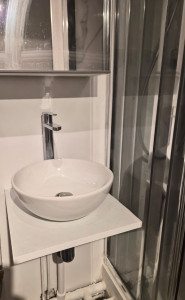 Photo de galerie - Installation d’un plan de travail + vasque + modifications plomberie