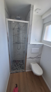 Photo de galerie - Création d'une petite salle de bain pour chambre d'ados 