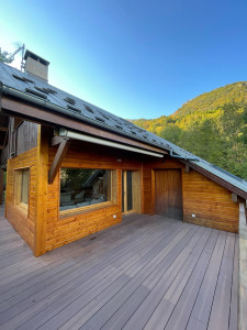 Photo de galerie - Poncage plus vernis sur une grande façade