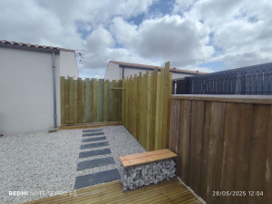 Photo de galerie - Création clôture bois aménagement complet d'un jardin.
