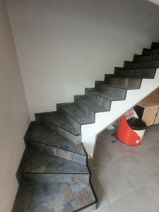 Photo de galerie - Pose carrelage escalier 