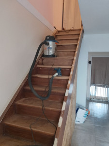 Photo de galerie - Escaliers en chêne en cours de ponçage 