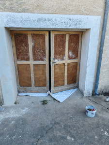 Photo de galerie - Travaux peinture porte de garage décapage et ponçage 