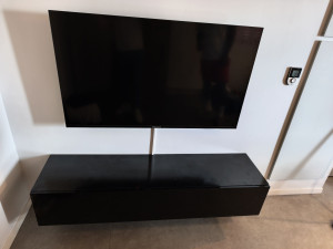 Photo de galerie - Installation télé plus meuble TV suspendu 