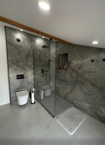 Photo de galerie - Réalisation d’une salle de bain sous combles – pose de carrelage sol et murs