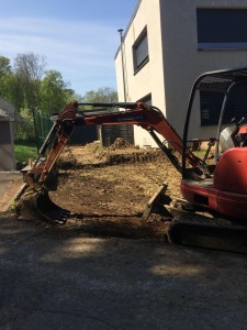 Photo de galerie - Photo avant et pendant le terrassement création d’une place de parking avec accès terrasse également la pose de grillage rigide 