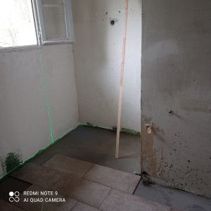 Photo de galerie - Début de réalisation d'une SDB avec une douche italienne en carrelage mosaïque 