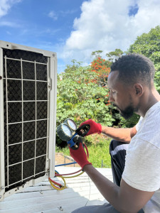 Photo de galerie - Vérification de bon fonctionnement à l’issue de l’entretien . Recherche de fuites du freon.