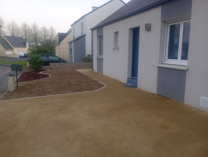 Photo de galerie - Création d'une allée et parking en Chaussin, bordure en pavé, gazon, plus massif et plantation.