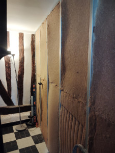 Photo de galerie - Mise en place d'une cloison Placostil en 70 mm avec Isolation Laine de Bois dans un Salon. 