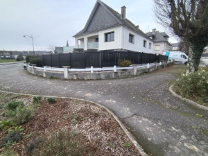 Photo de galerie - Pose clôture rigide avec plaque de soubassement et occultants PVC (suite)