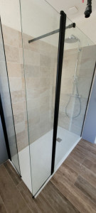 Photo de galerie - Fabrication d une douche avec fainece avec paroi de douche et ajouts amovibles 