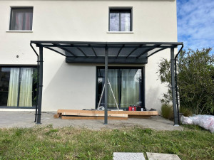 Photo de galerie - Pose d’une pergola adossé au mur. 