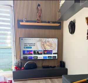 Photo de galerie - Habillage mural en tasseaux bois  sur mesure avec intégration TV et pose d’étagère et meuble tv 