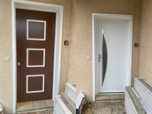 Photo de galerie - Pose porte d’entrée avant/apres