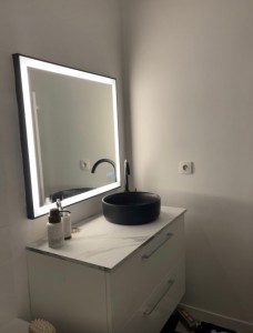 Photo de galerie - Pose de meuble avec vasque et miroir led 