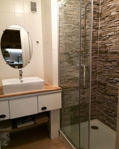 Photo de galerie - Rafraichissement d'une salle de bain avec retrait d'une baignoire, mise en place d'un bac 120x90 avec paroi de douche, revêtement muraux et coin lavabo.