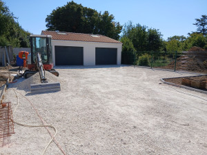 Photo de galerie - Préparation d’un parking et chemin d'accès + pose de bordures avant mise en place de graviers de finition 