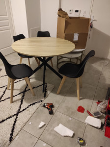 Photo de galerie - Montage table bois avec chaises de salle à manger 