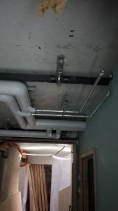 Photo de galerie - Je propose mes services en installation de chauffage  pose de tuyauterie au plafond, fixation sur supports, passage de réseaux aller retour, travail propre et soigné comme sur la photo. Disponible pour chantiers neufs ou rénovation
