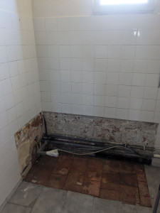 Photo de galerie - Démontage et évacuation d'une baignoire en vue d'installer une douche