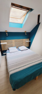 Photo de galerie - Peinture des murs, installation d'une tête de lit et des 2 luminaires.