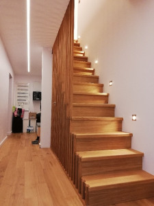 Photo de galerie - Fabrication et pose d'un escalier avec garde-corps en chêne. Le tout à été huilé à l'huile rubio.