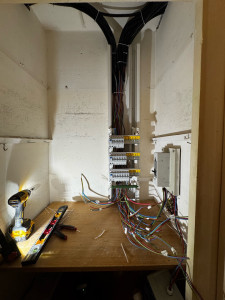 Photo de galerie - Pose d’un tableau 3 rangées pour appartement T3