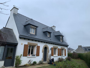 Photo de galerie - Réalisation de couverture en ardoise complète avec lucarne en ardoise 