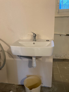 Photo de galerie - Création des arrivées d'eau et du réseau d'évacuation puis installation du lavabo et de son mitigeur