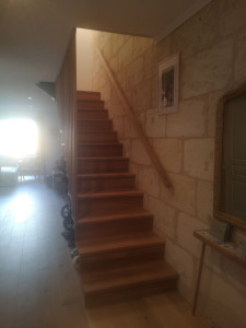 Photo de galerie - Habillage escalier en chêne massif avec garde corps en tasseaux chêne et main courante chêne 