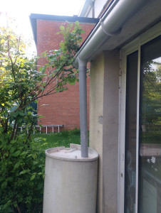 Photo de galerie - Installation gouttière avec récupérateur d'eau de pluie