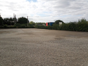 Photo de galerie - Terrassement:
Gratter la terre sur 10cm
Puis pose et étaler le cailloux (0/20)
Pour finir compactage 