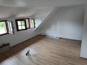 Photo de galerie - Pose dun parquets après refection enduit et peinture d'une chambre.